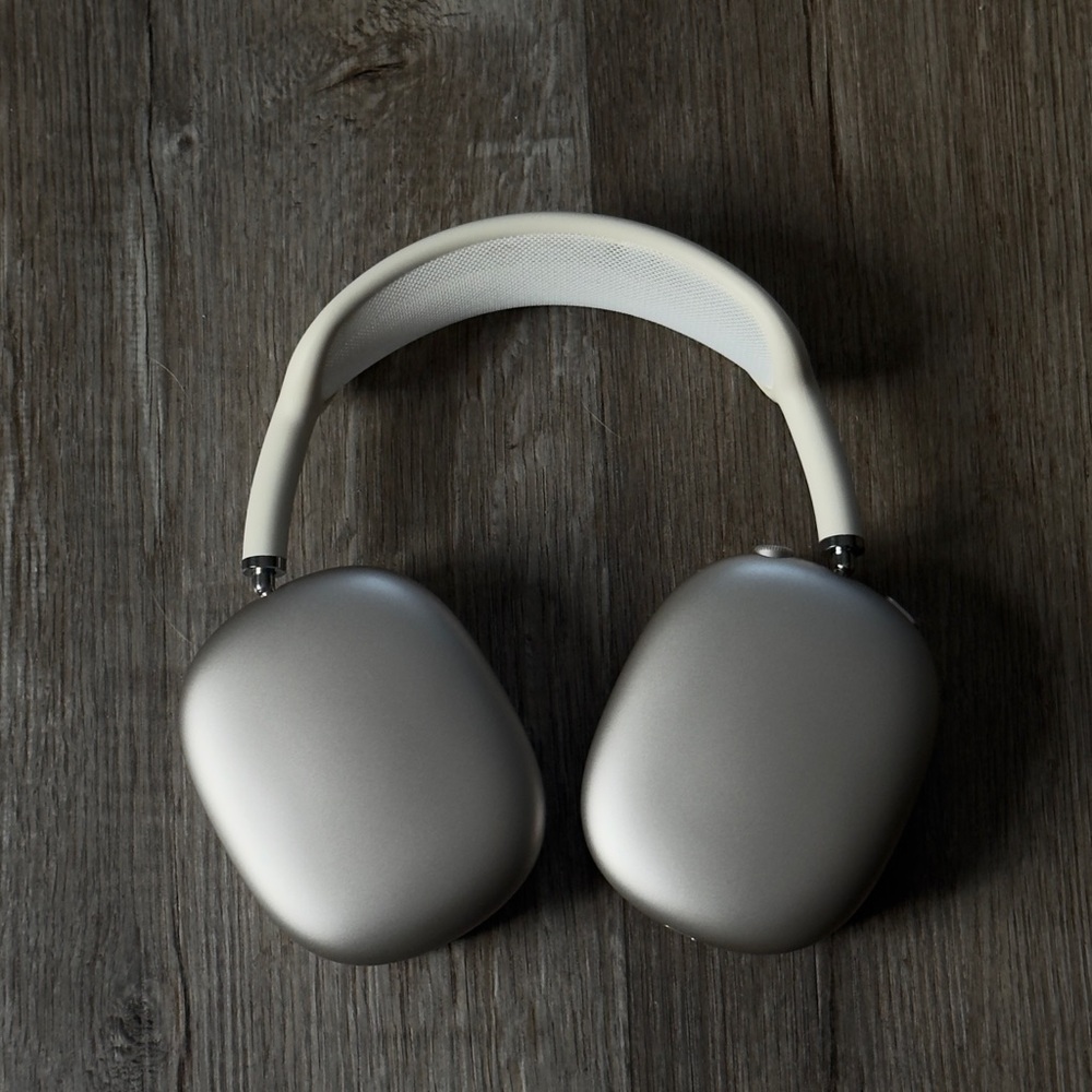 Silver/White AirPods Max (Barely Used)